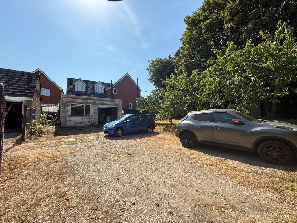Lot: 171 - DETACHED HOUSE AND ASSOCIATED LAND WITH POTENTIAL - Garage 2